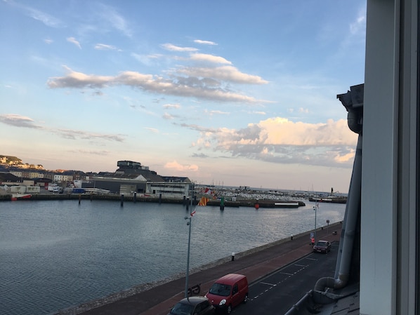 Vue sur le port, à deux pas du centre-ville 