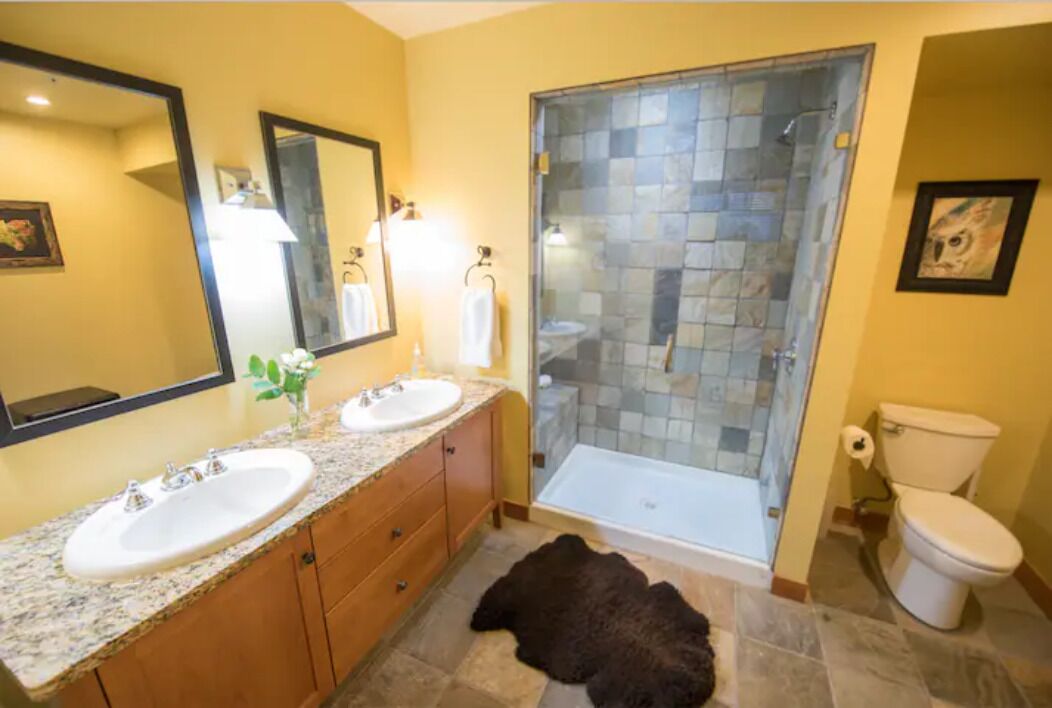 Ensemble douche/baignoire, sèche-cheveux, serviettes fournies, savon