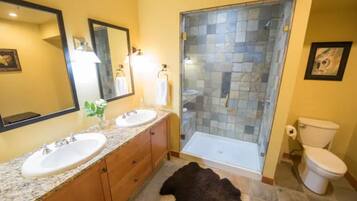 Ensemble douche/baignoire, sĂšche-cheveux, serviettes fournies, savon