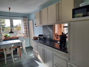 Een koelkast, een microgolfoven, een oven, een kookplaat