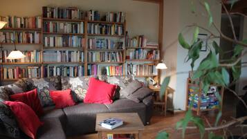 Televisor intel·ligent i llibres