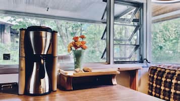 Comfort Mobile Home, 2 Twin Beds, Mountain View, Garden Area, Non Smoking | Coffee and/or coffee maker