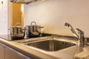 Réfrigérateur, micro-ondes, plaque de cuisson, lave-vaisselle