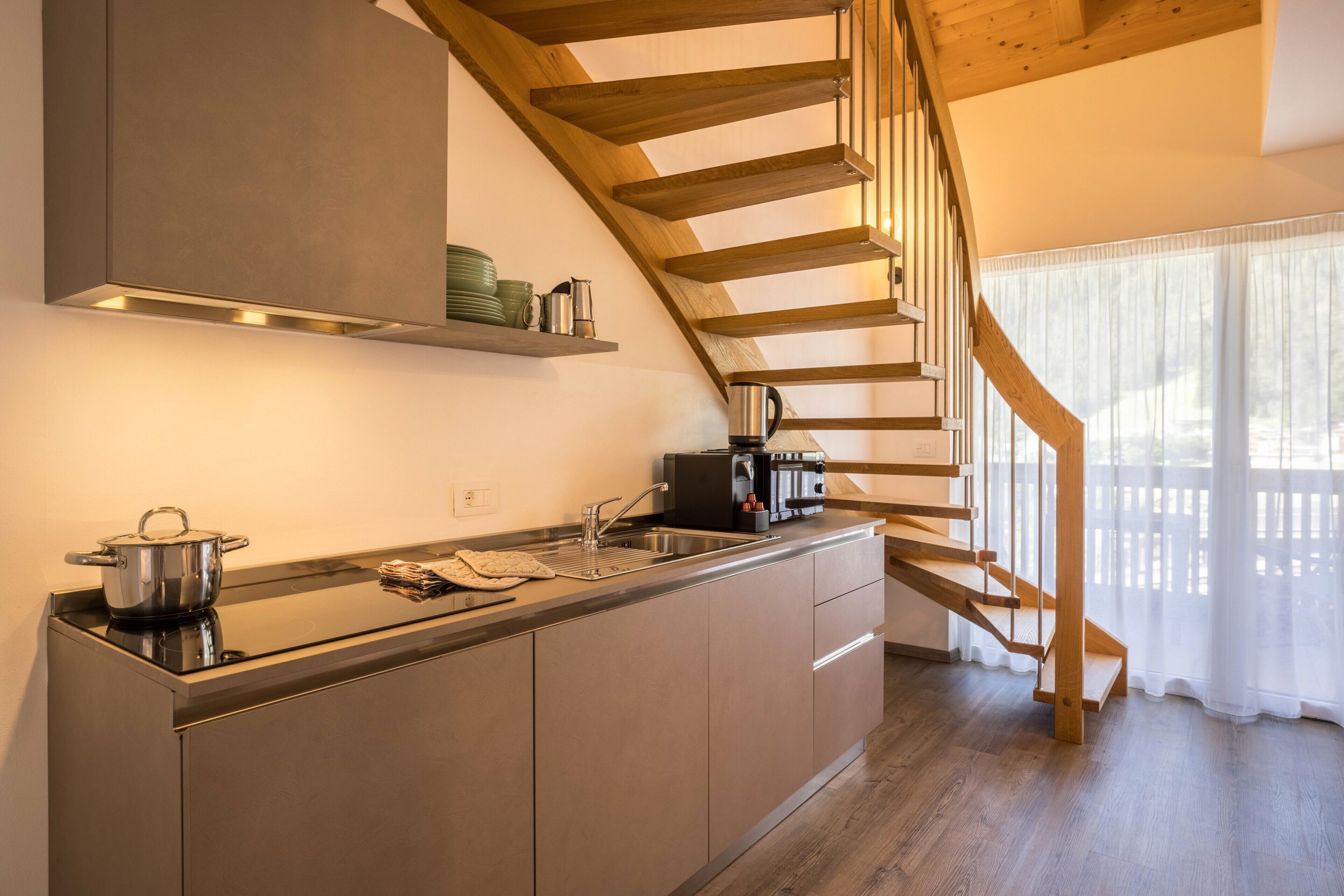 Kühlschrank, Mikrowelle, Herdplatte, Geschirrspüler