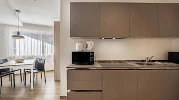 Réfrigérateur, micro-ondes, plaque de cuisson, lave-vaisselle