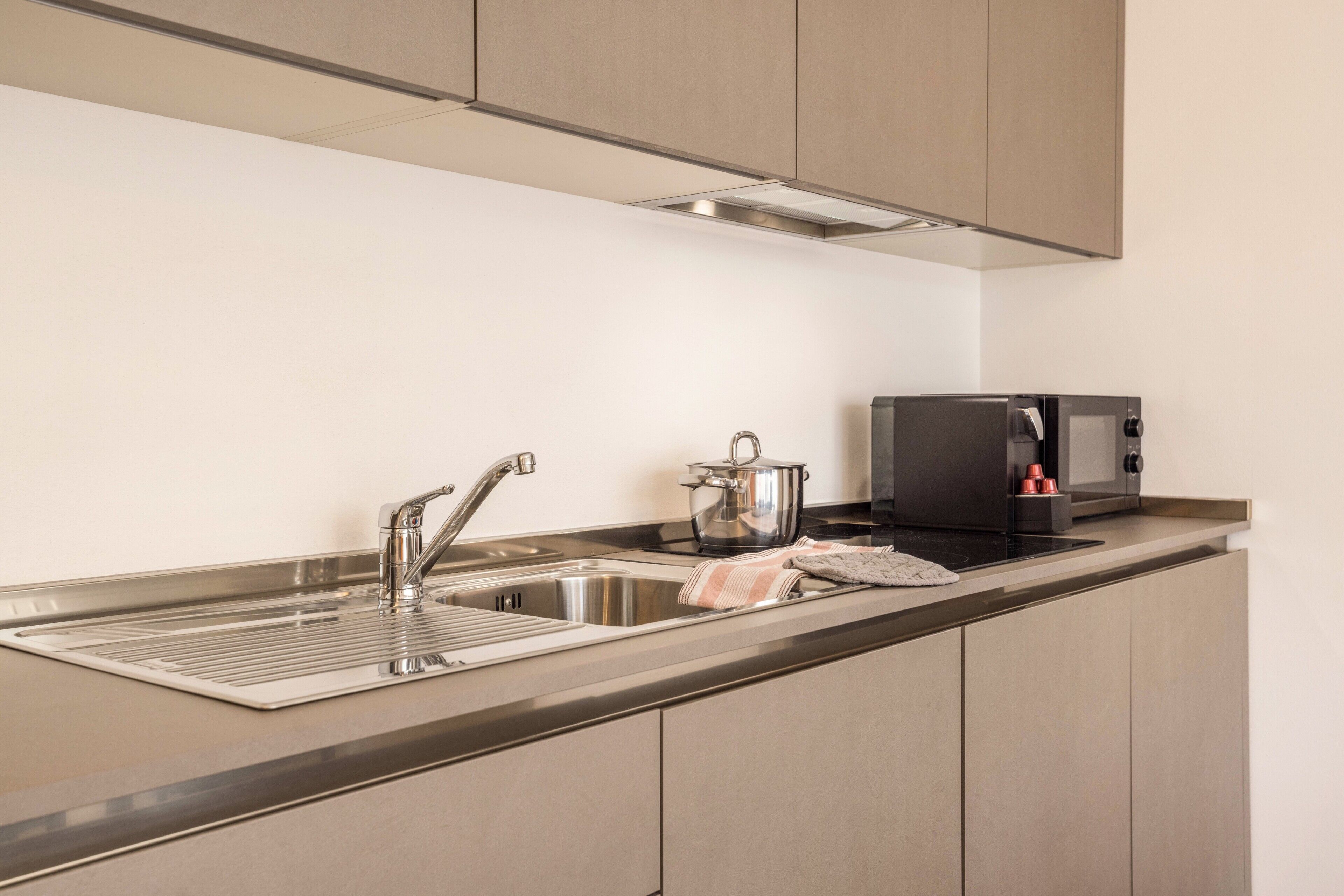 Refrigerador, microondas, placa de cocina, lavavajillas