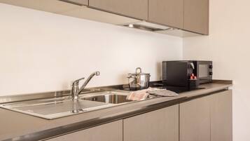 Kühlschrank, Mikrowelle, Herdplatte, Geschirrspüler