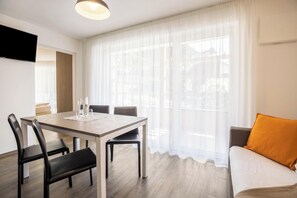 Dining - Apartment Treï Residence Bun Sté with Mountain View, Whirlpool, Sauna, Wi-Fi, Terrace & Balcony (San Vigilio di Marebbe)