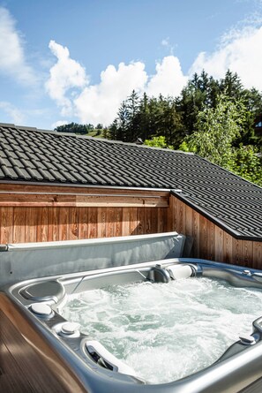 Outdoor spa tub - Apartment Treï Residence Bun Sté with Mountain View, Sauna, Wi-Fi, Terrace & Balcony (San Vigilio di Marebbe)