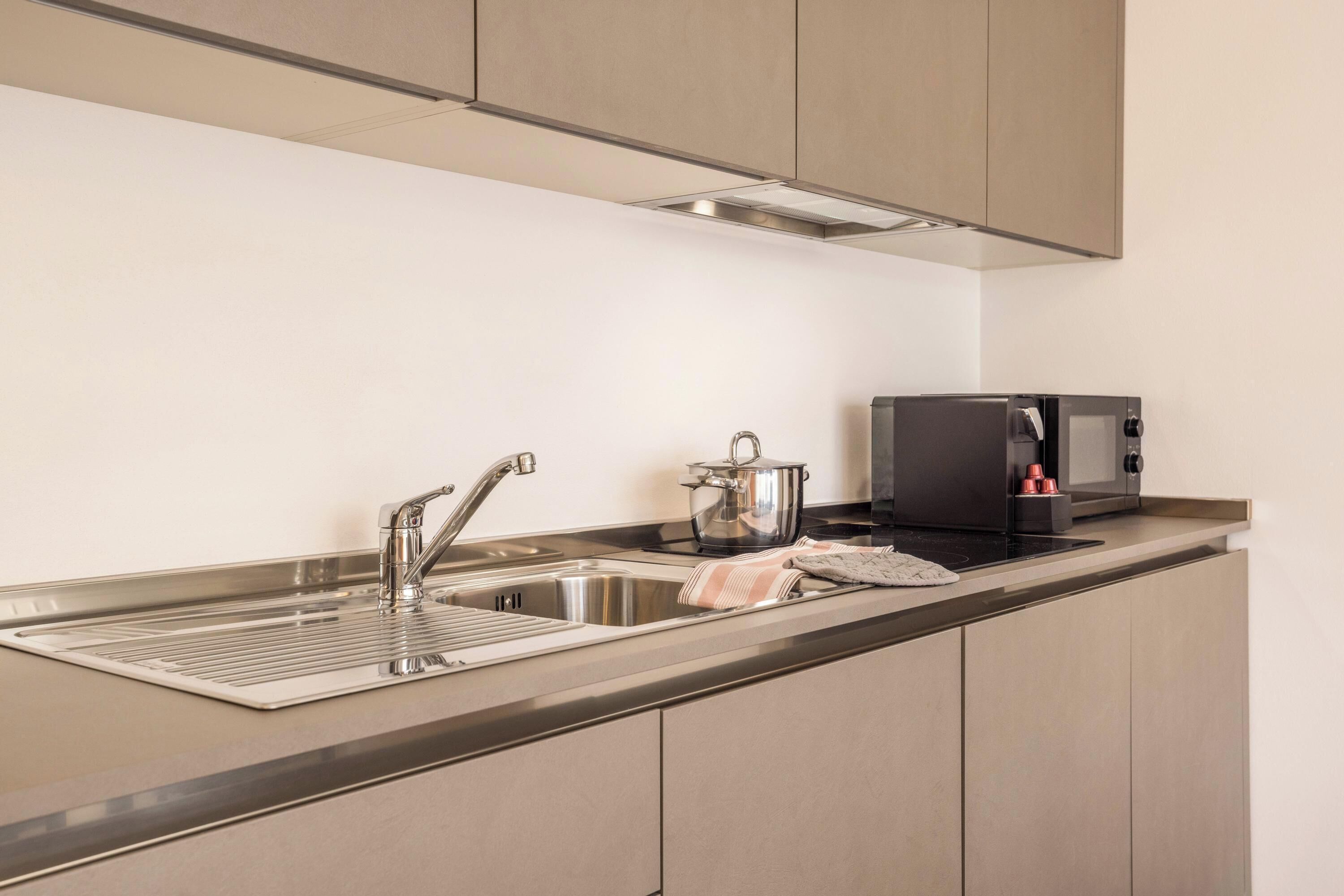 Kühlschrank, Mikrowelle, Herdplatte, Geschirrspüler