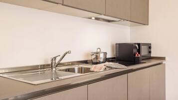 Kühlschrank, Mikrowelle, Herdplatte, Geschirrspüler