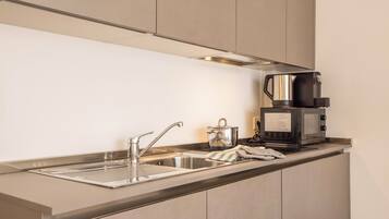 Een koelkast, een magnetron, een kookplaat, een vaatwasser