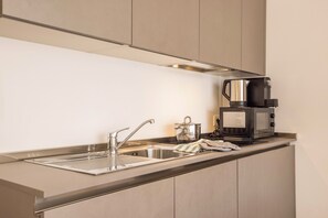 Fridge, microwave, stovetop, dishwasher - Apartment "Cinch Residenz Bun Sté" with Mountain View, Sauna & Balcony (San Vigilio di Marebbe)