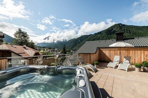 Outdoor spa tub - Apartment "Cinch Residenz Bun Sté" with Mountain View, Sauna & Balcony (San Vigilio di Marebbe)