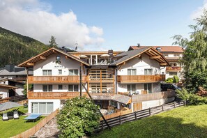 Exterior - Holiday Apartment "Cinch Residenz Bun Sté" with Mountain View, Whirlpool, Sauna & Balcony (San Vigilio di Marebbe)