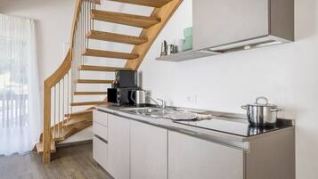 Fridge, microwave, stovetop, dishwasher