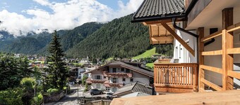 Holiday Apartment "Set Residenz Bun Sté" with Mountain View, Whirlpool, Sauna & Balcony