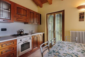 Fridge, oven, stovetop, coffee/tea maker