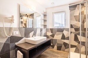 Douche, sèche-cheveux, serviettes fournies