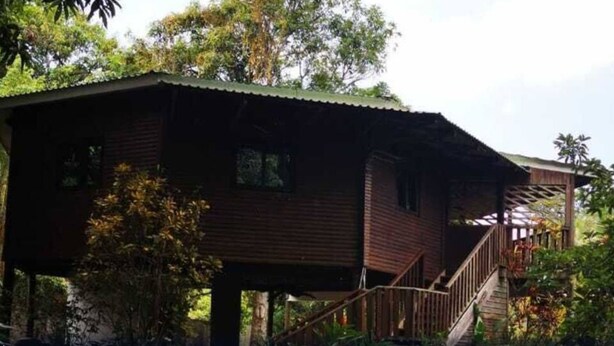A wooden cabin with a porch and a staircase leading to a deck. - Casa in Masca Omoa (Omoa)