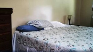 A bedroom with a bed, a dresser, and a lamp. - Casa in Masca Omoa (Omoa)