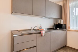 Fridge, microwave, stovetop, dishwasher