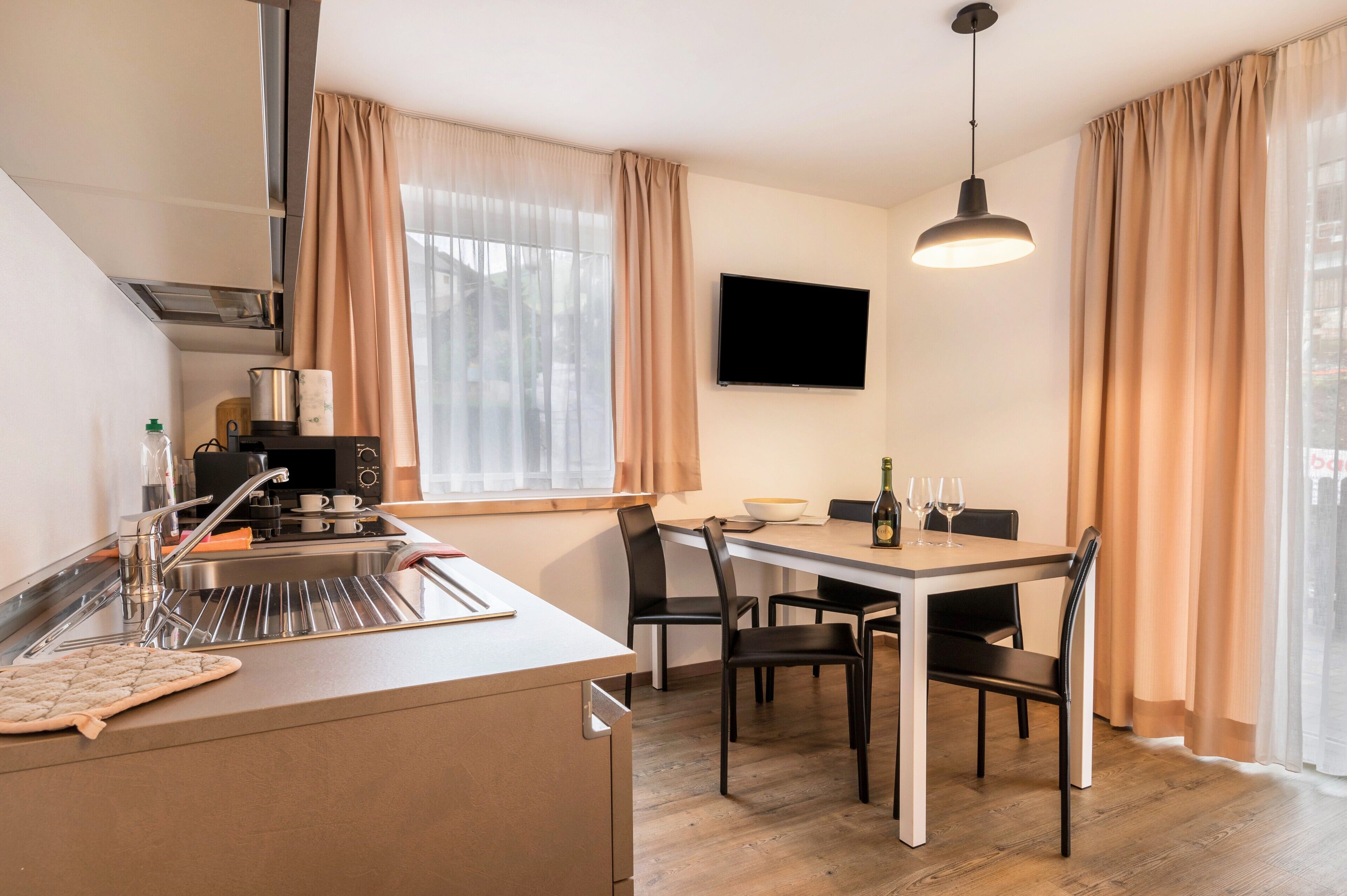 Kühlschrank, Mikrowelle, Herdplatte, Geschirrspüler