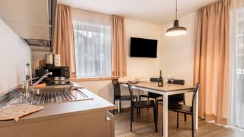 Kühlschrank, Mikrowelle, Herdplatte, Geschirrspüler