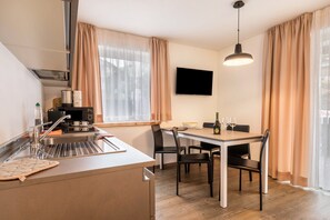 Fridge, microwave, stovetop, dishwasher