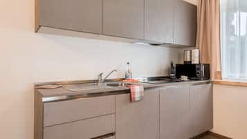 Geladeira, micro-ondas, cooktop, lava-louças