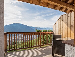 Property grounds - Holiday Apartment "Rosengarten - Wernerhof" with Mountain View, Wi-Fi, Balcony and Garden (Jenesien (BZ))