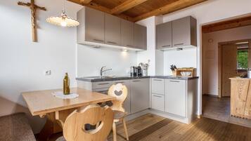 Refrigerador, placa de cocina, lavavajillas, cafetera/tetera