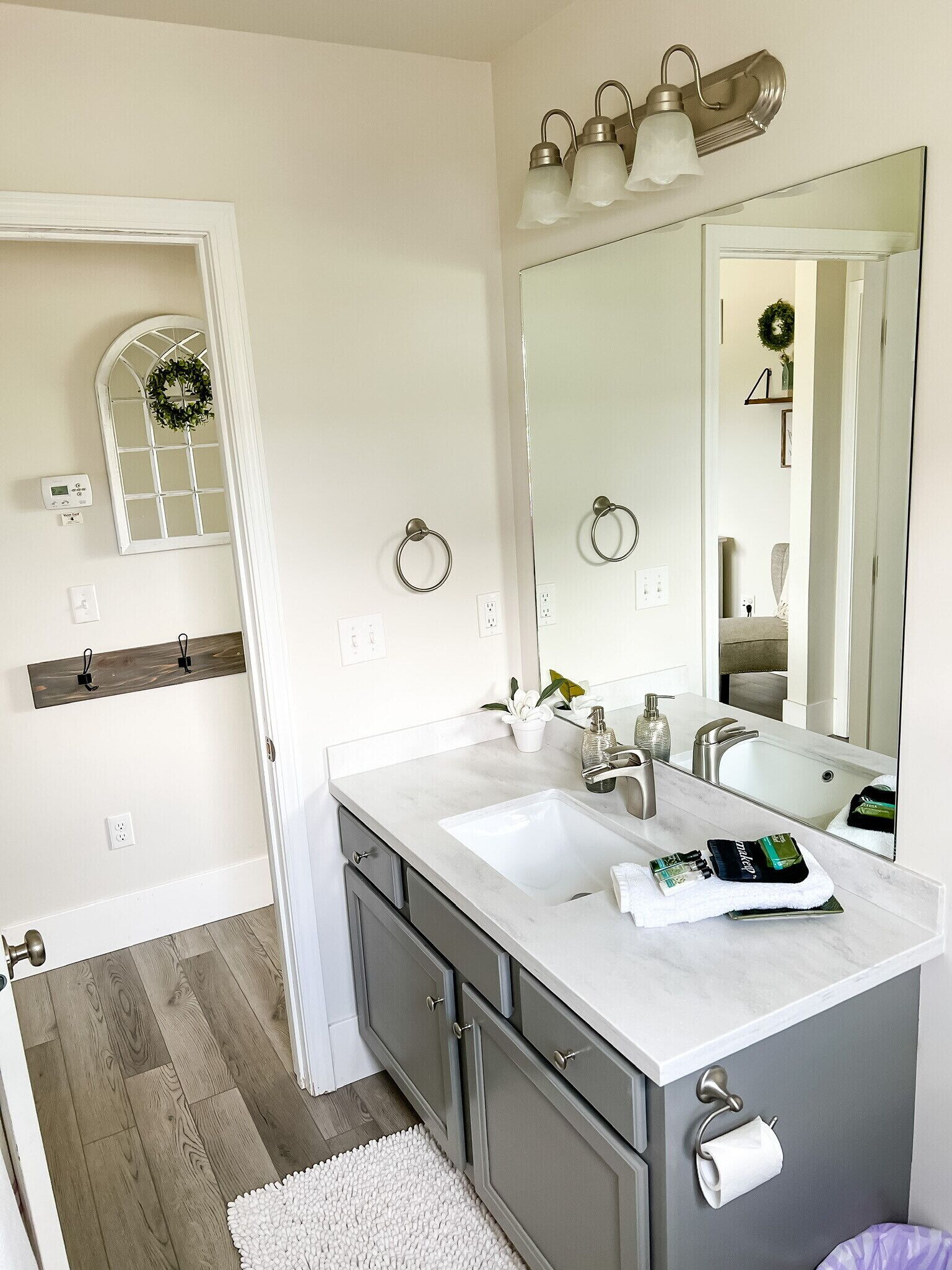 Kombinert dusj/badekar, hårføner, håndklær og såpe