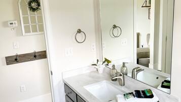 Ensemble douche/baignoire, sèche-cheveux, serviettes fournies, savon