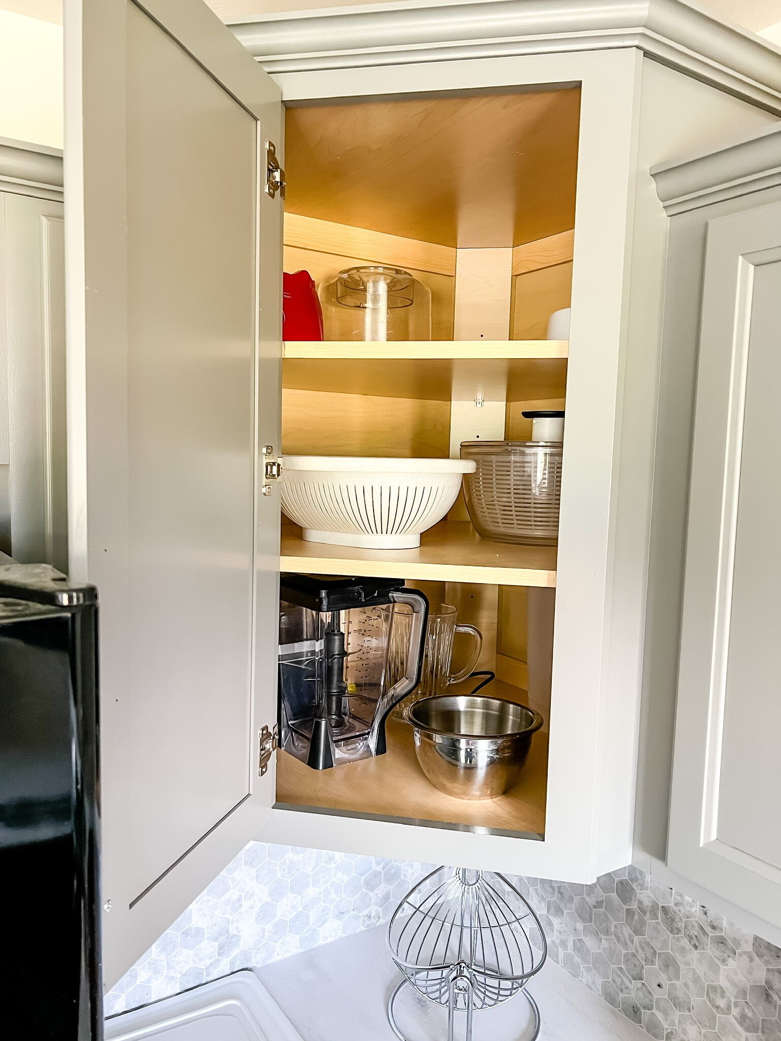 Una cocina compacta con horno empotrado, cafetera y microondas.