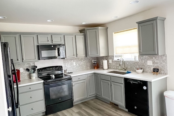 Een koelkast, een microgolfoven, een oven, een kookplaat