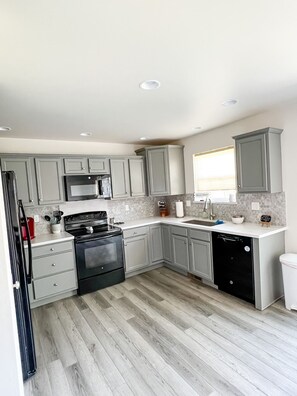 Fridge, microwave, oven, stovetop - Bozeman Home—Mountain Views, Near Airport, Fast WiFi, New AC, Fenced Yard! (Belgrade)