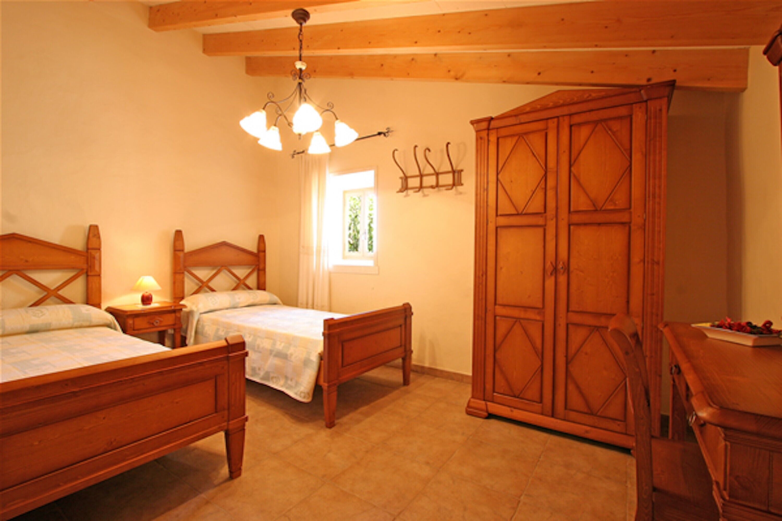 5 室のベッドルーム、WiFi (無料)、ベッドシーツ