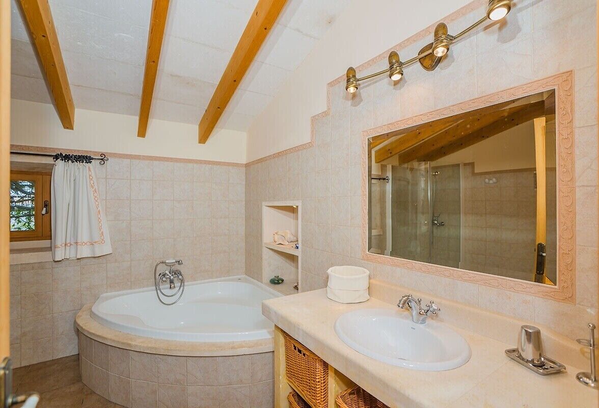 Bañera, secador de pelo y toallas