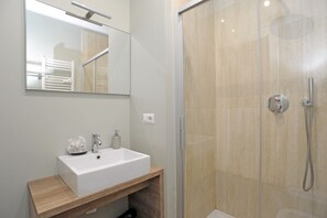 Shower, hair dryer, bidet, toilet paper - Via Torino Apartment 3 (Milano)