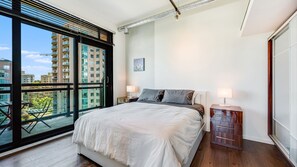 1 bedroom, iron/ironing board, free WiFi, bed sheets - Urban City Living at the Jukebox (Victoria)