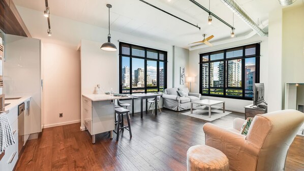 Smart TV - Urban City Living at the Jukebox (Victoria)