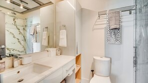 Combined shower/tub, hair dryer, towels, soap - Urban City Living at the Jukebox (Victoria)