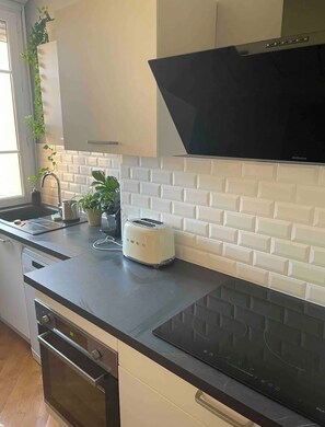 Réfrigérateur, four, plaque de cuisson, lave-vaisselle