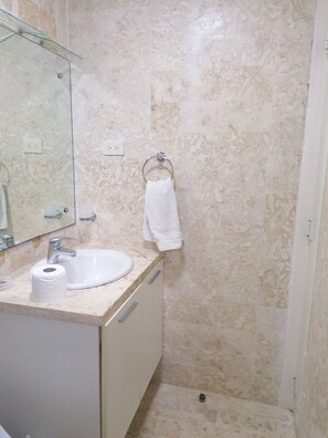 Combined shower/tub, towels