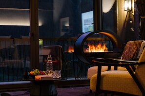 Flat-screen TV, Netflix, streaming services