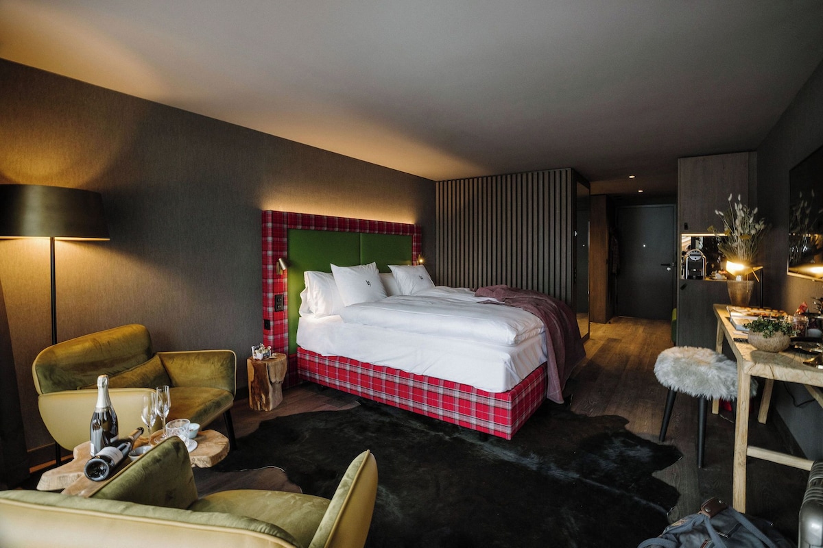 Deluxe King Room | Premium bedding, minibar (free items), in-room safe, desk