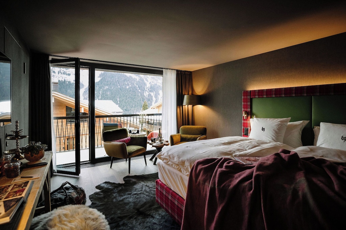 Eiger View Deluxe King Room | Premium bedding, minibar (free items), in-room safe, desk