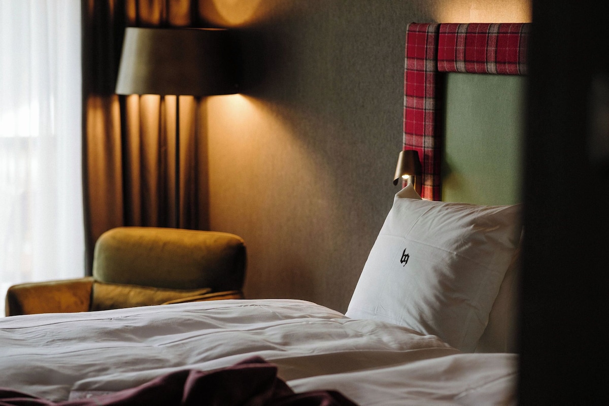 Eiger View King Room | Premium bedding, minibar (free items), in-room safe, desk