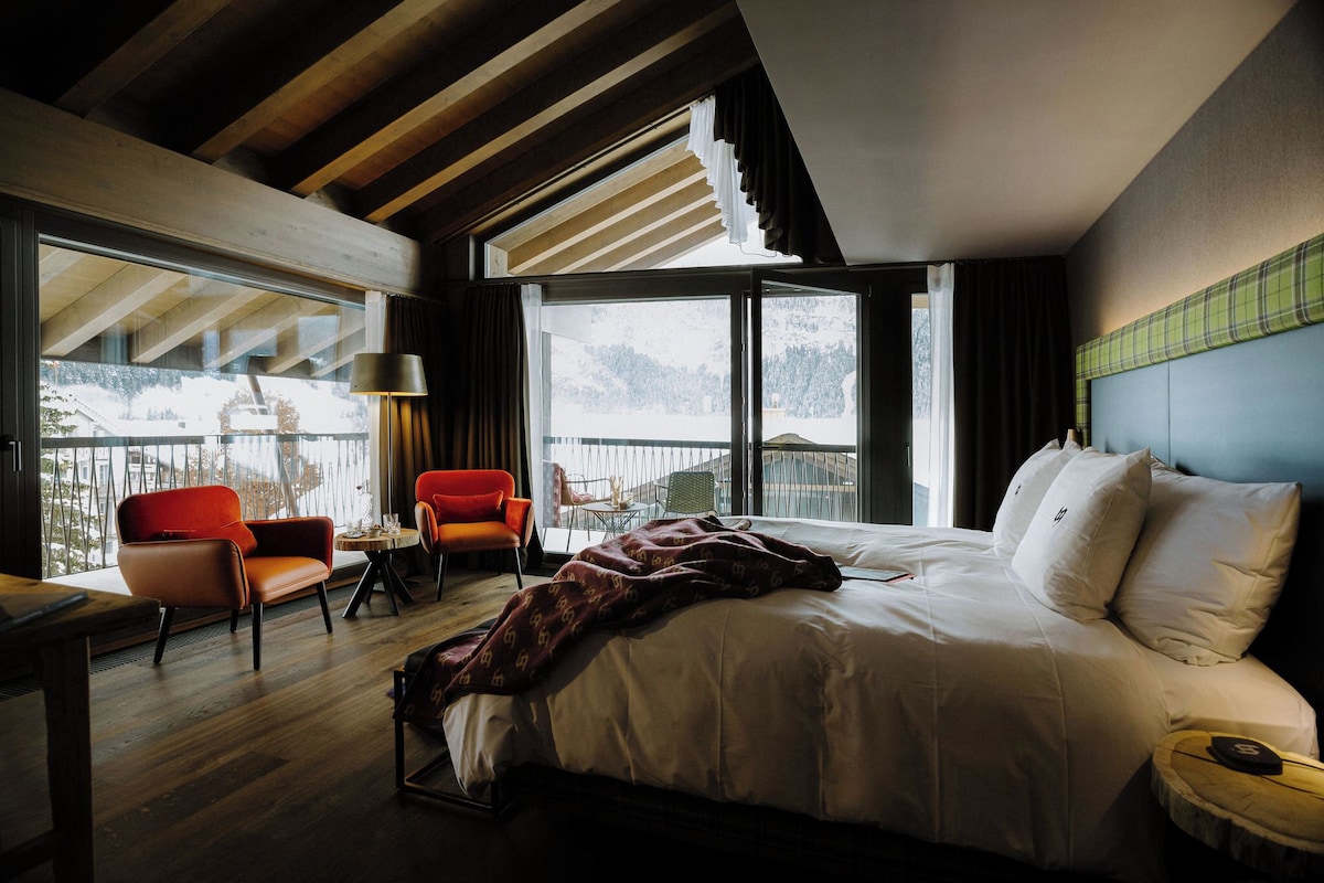 Premium bedding, minibar (free items), in-room safe, desk